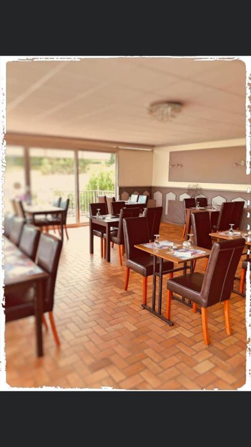 Hotel Le Bretagne Et Restaurant Le Papillon Gorron Exterior foto
